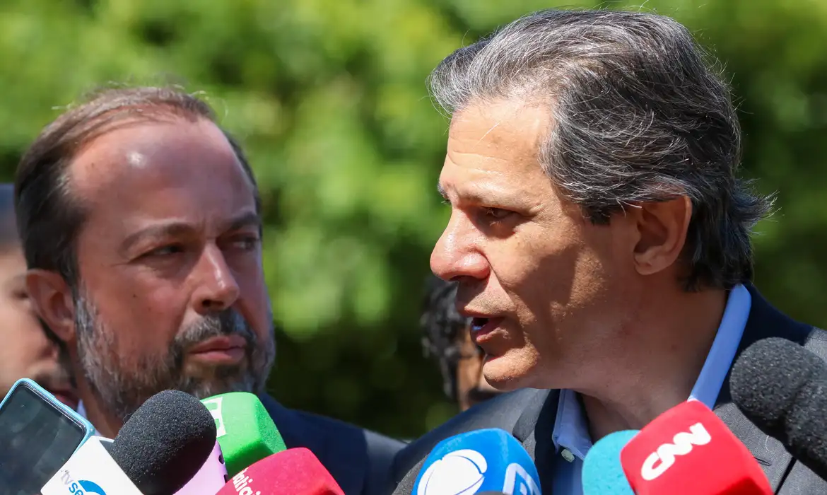 Ministros Fernando Haddad, da Fazenda, e Alexandre Silveira, do MME, falam com jornalistas (Foto: Fabio Rodrigues-Pozzebom/Agência Brasil)