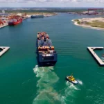 Na imagem: Navio cargueiro entrando no Porto de Suape, em Pernambuco (Foto: Divulgação)