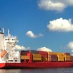 Organização Marítima Internacional (IMO) retoma discussão sobre imposto de carbono para a navegação. Na imagem: Navio cargueiro transporta containers (Foto: Hector Galarza/Pixabay)