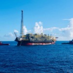 Produção brasileira de petróleo e gás natural cresceu em maio, em relação ao mesmo mês em 2023. Na imagem: Navio-plataforma FPSO Carioca no campo de Sépia, em alto mar, no pré-sal da Bacia de Santos; ao fundo, céu azul (Foto: Bram Titan/Agência Petrobras)