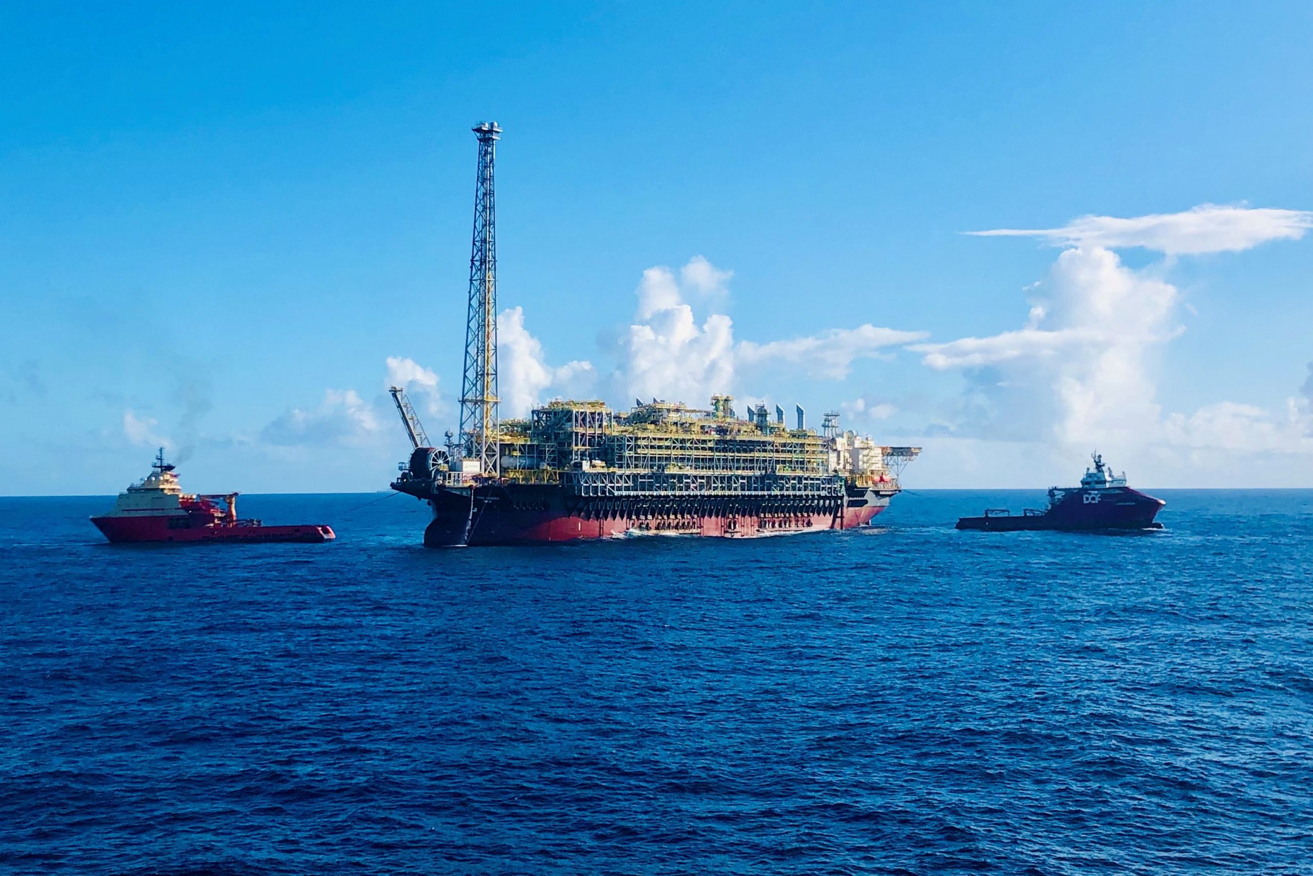 Produção brasileira de petróleo e gás natural cresceu em maio, em relação ao mesmo mês em 2023. Na imagem: Navio-plataforma FPSO Carioca no campo de Sépia, em alto mar, no pré-sal da Bacia de Santos; ao fundo, céu azul (Foto: Bram Titan/Agência Petrobras)