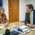 Tesouro Nacional emite US$ 2 bilhões em títulos sustentáveis com maior alocação de recursos para projetos de energia renovável. Na imagem: O ministro da Fazenda, Fernando Haddad, e a ministra do Meio Ambiente e Mudança do Clima, Marina Silva, em 27/5/2024 (Foto: Diogo Zacarias/MF)