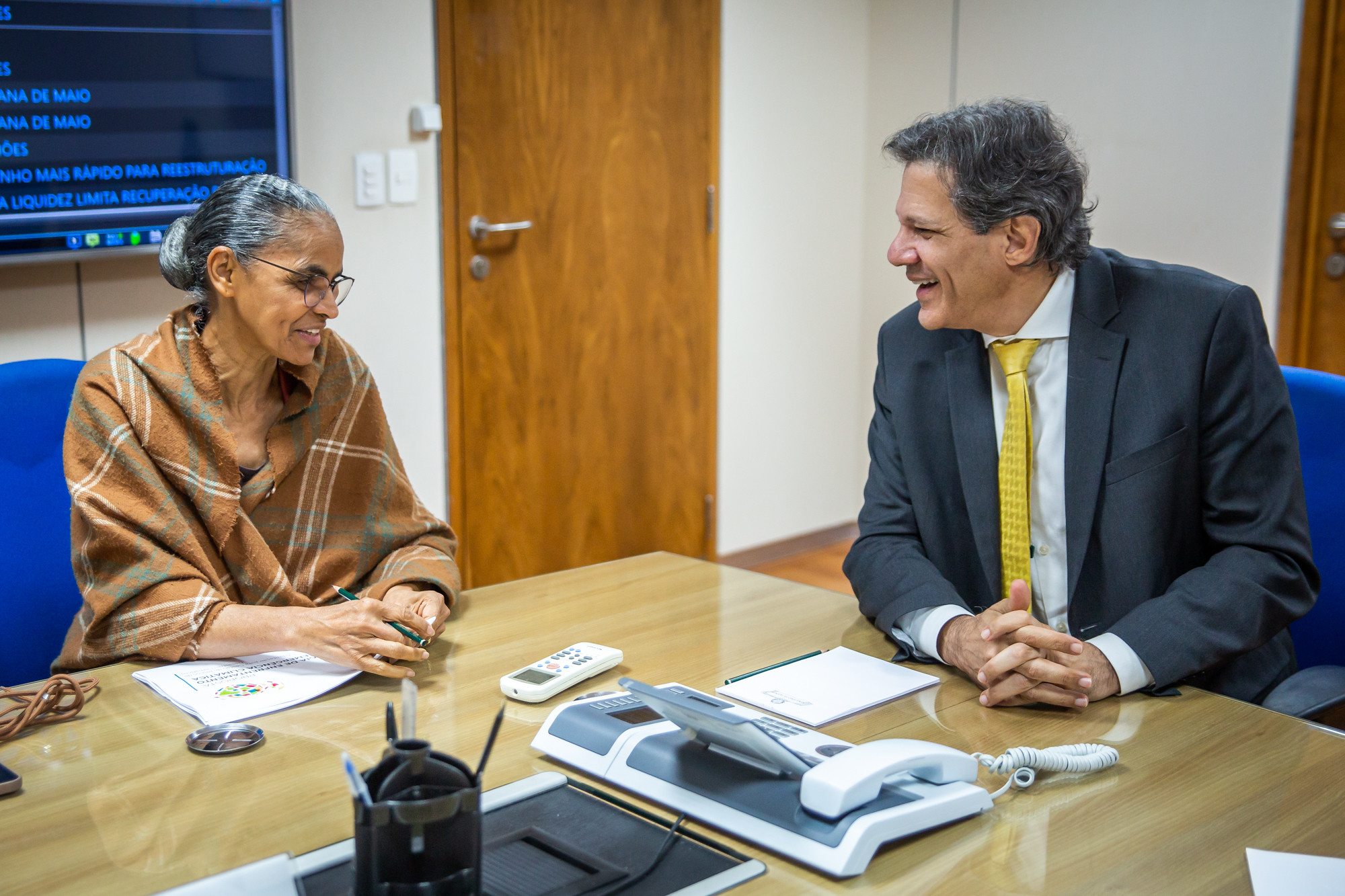 Tesouro Nacional emite US$ 2 bilhões em títulos sustentáveis com maior alocação de recursos para projetos de energia renovável. Na imagem: O ministro da Fazenda, Fernando Haddad, e a ministra do Meio Ambiente e Mudança do Clima, Marina Silva, em 27/5/2024 (Foto: Diogo Zacarias/MF)