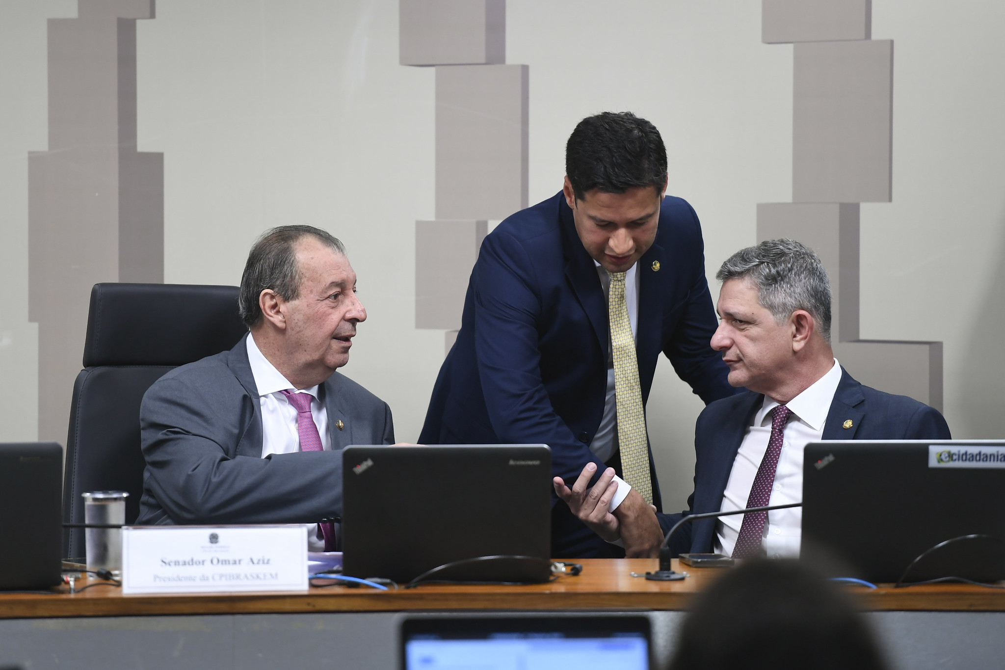 CPI da Braskem vota relatório final nesta terça (21/5), que prevê o indiciamento de 3 empresas e de 11 pessoas por crimes ambientais em Maceió (AL). Na imagem: Omar Aziz, Rodrigo Cunha e Rogério Carvalho participam de reunião da CPI da Braskem para ouvir depoimentos de testemunhas convocadas, em 13/3/2024 (Foto: Edilson Rodrigues/Agência Senado)