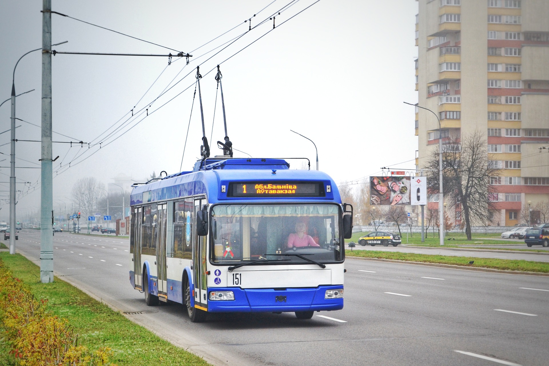 CME da Câmara dos Deputados aprova incentivo fiscal para veículos urbanos sobre trilhos movidos por geração solar fotovoltaica. Na imagem: Ônibus elétrico (trólebus) na Rússia (Foto: EPr-666/Pixabay)