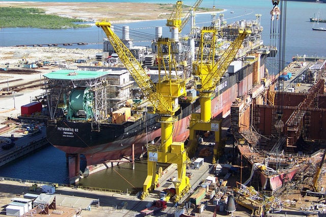 Na imagem: Plataforma P-62, construída no estaleiro Atlântico Sul, em Pernambuco (Foto: Divulgação)