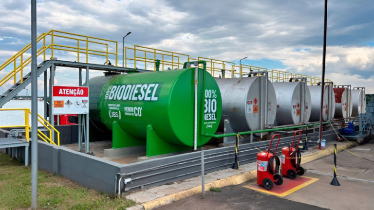 Ponto de abastecimento da Biopower, da JBS, responsável pela produção de biodiesel, com duas bombas dedicadas ao B100 e capacidade para 30 mil litros (Foto Divulgação)