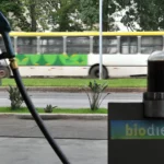 Entenda a definição de atacadista e varejista no mercado de combustíveis. Na imagem: Bomba em posto com abastecimento de biodiesel; e ao fundo ônibus urbano passando (Foto: Agência Brasil)