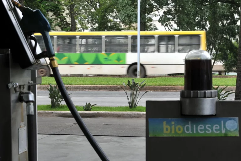 Entenda a definição de atacadista e varejista no mercado de combustíveis. Na imagem: Bomba em posto com abastecimento de biodiesel; e ao fundo ônibus urbano passando (Foto: Agência Brasil)