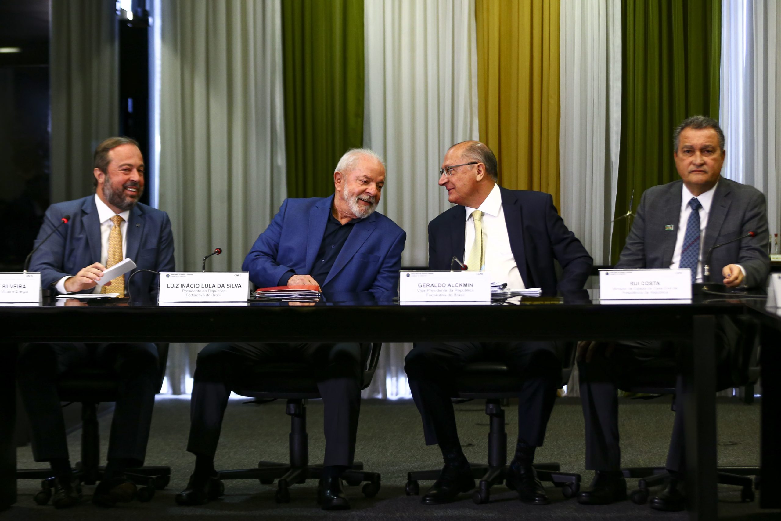 Ministério de Minas e Energia (MME) adia conclusão do grupo de trabalho do Gás para Empregar por mais 30 dias. Na imagem: Presidente Lula e o vice-presidente, Geraldo Alckmin, com os ministros de Minas e Energia, Alexandre Silveira, e da Casa Civil, Rui Costa, durante 1ª Reunião Extraordinária do CNPE, em 17/3/2023 (Foto: Fabio Marcelo Camargo/Agência Brasil)