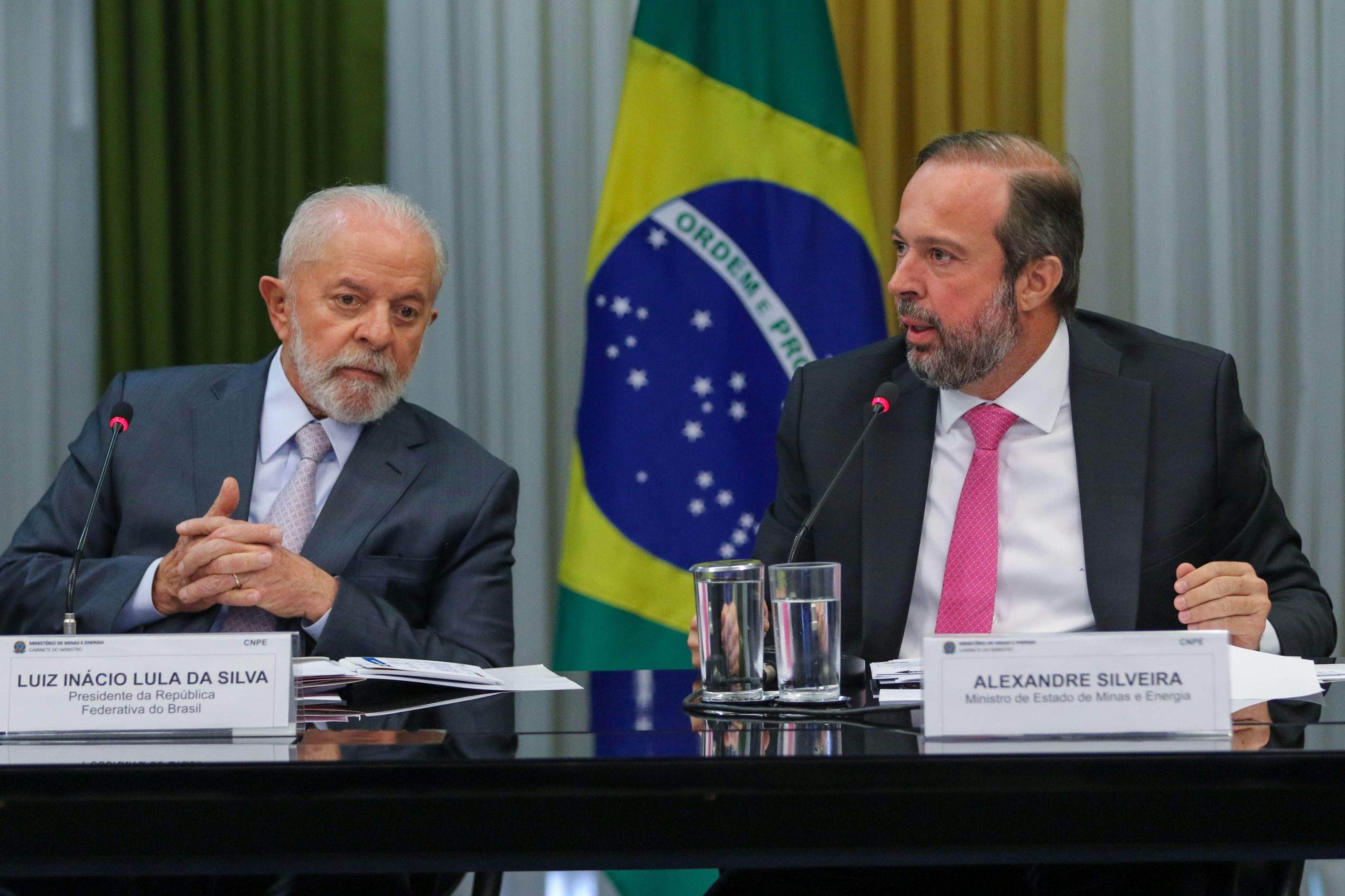 Luiz Inácio Lula da Silva assina, nesta terça (9/4), medida provisória de redução das tarifas de energia. Na imagem: Presidente Lula e Alexandre Silveira participam de reunião do CNPE no MME, em 19/12/2023 (Foto: Fabio Rodrigues-Pozzebom/Agência Brasil)