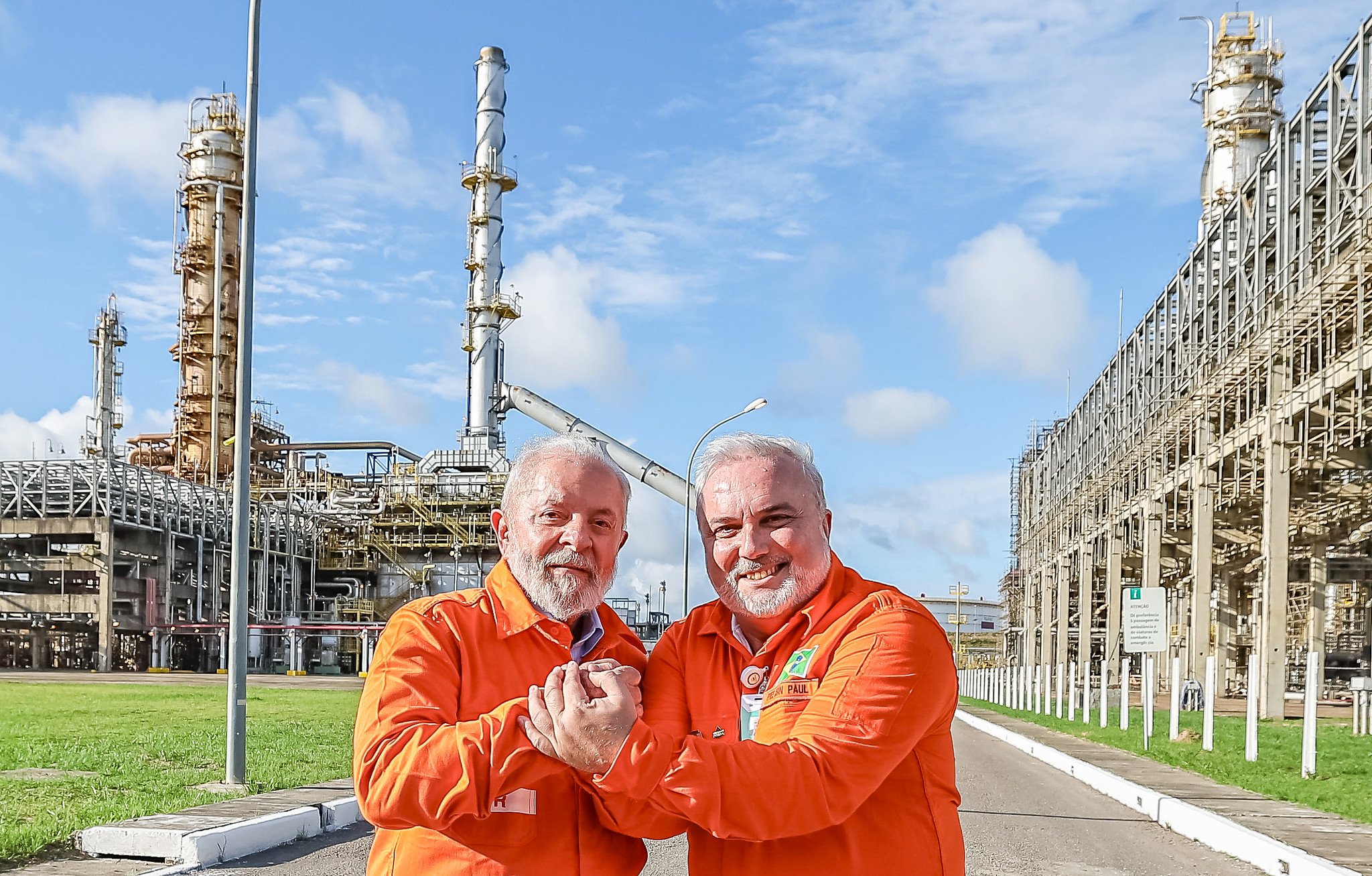 Presidente Lula demite Jean Paul Prates do comando da Petrobras e Magda Chambriard será nova CEO. Na imagem: Presidente Lula e Jean Paul Prates, CEO da Petrobras, se cumprimentam em evento de retomada dos investimentos na Rnest, em 18/1/2024 (Foto: Agência Petrobras)