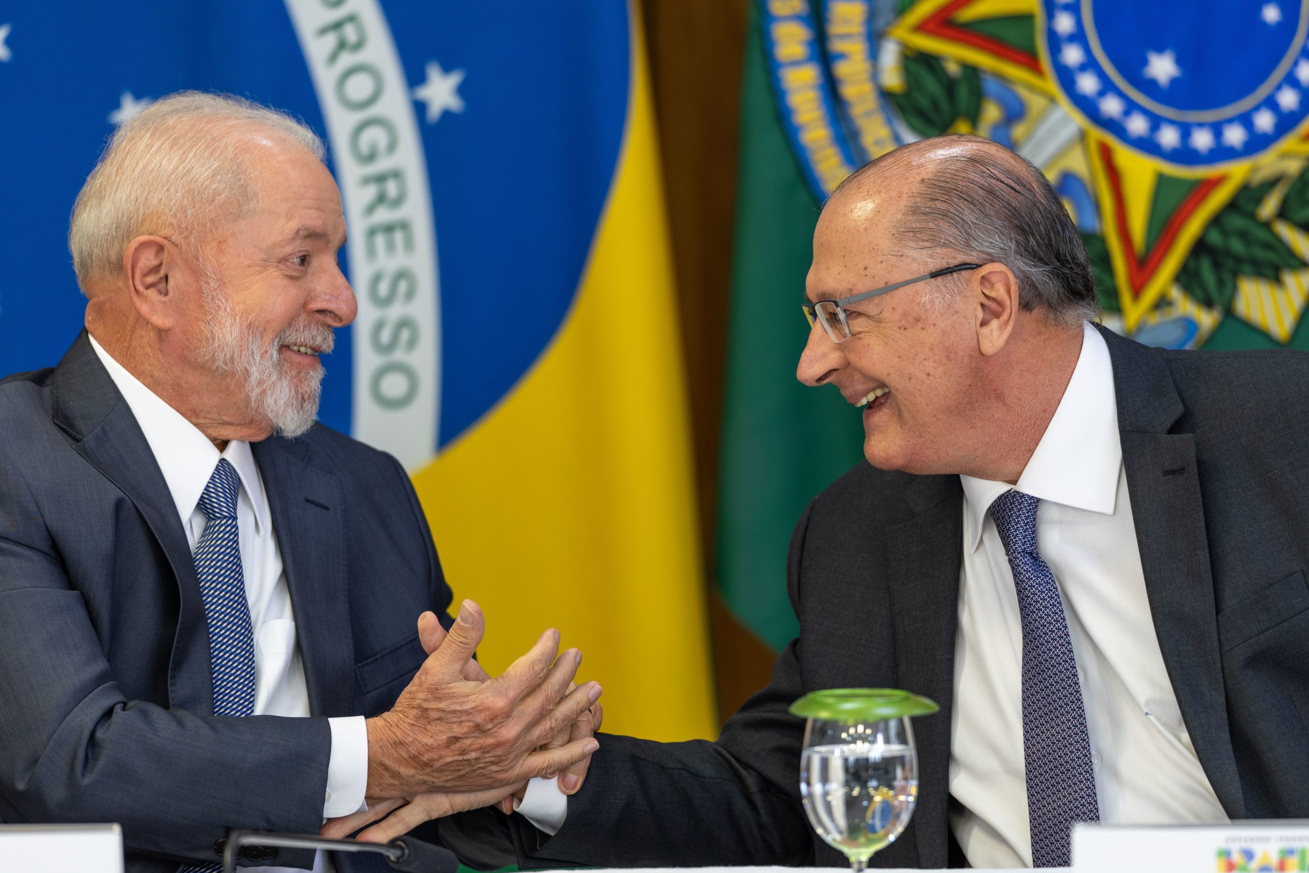 Presidente Lula e o VP e ministro do MDIC, Geraldo Alckmin, participam da cerimônia de regulamentação do Mover e das Debêntures de Infraestrutura, em 26/3/2024 (Foto: Fabio Rodrigues-Pozzebom/Agência Brasil)