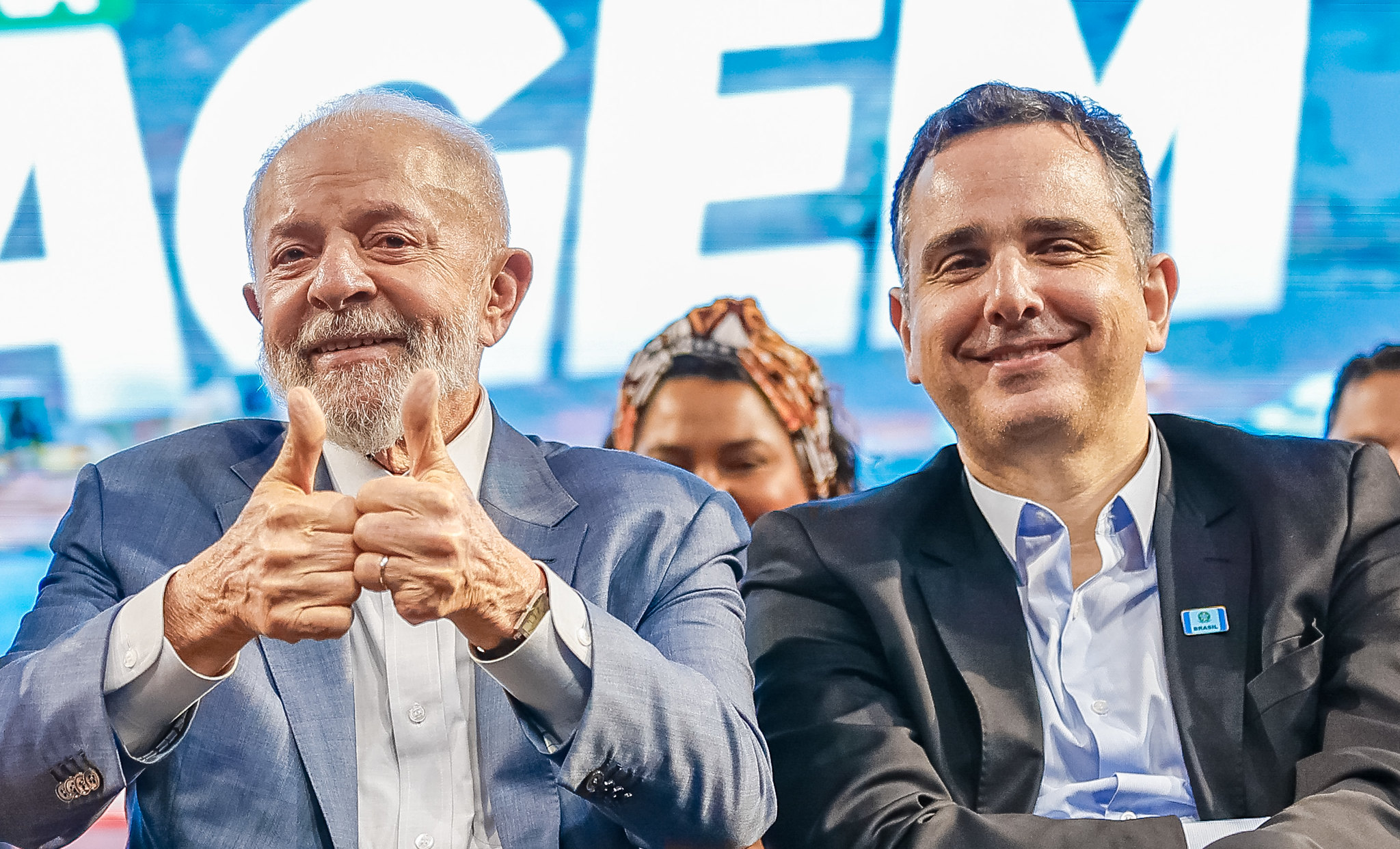 Governo federal destina R$ 3 bilhões para instalar painéis solares fotovoltaicos em residências do MCMV. Na imagem: Presidente Lula e o Presidente do Senado, Rodrigo Pacheco, durante a cerimônia sobre investimentos do Governo Federal para Minas, em Contagem (MG), em 27/6/2024 (Foto: Ricardo Stuckert/PR)