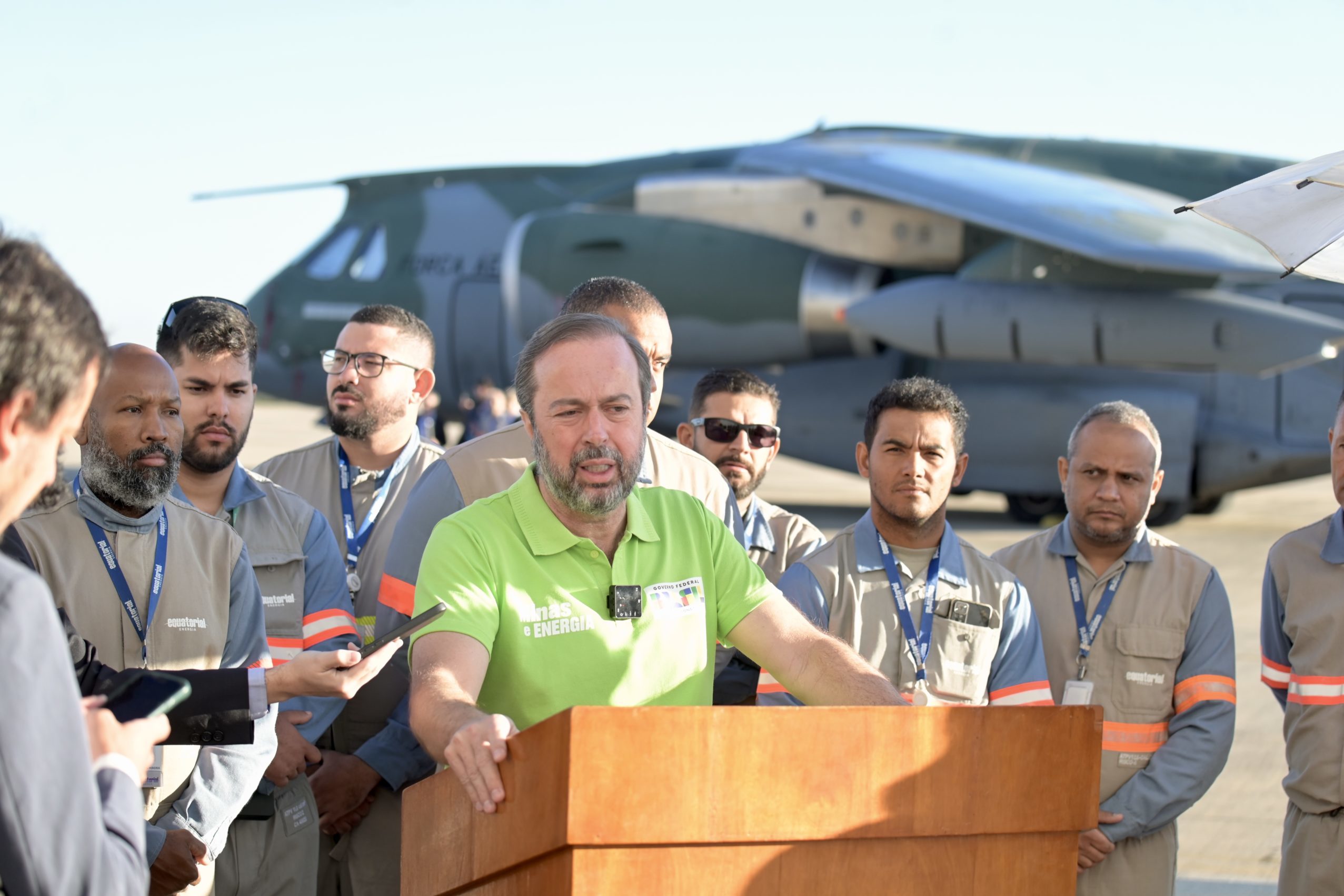 Tragédia climática no Rio Grande do Sul (RS) gerou danos de mais R$ 1 bilhão na rede elétrica de baixa, média e alta tensão. Na imagem: Ministro Alexandre Silveira durante embarque de técnicos do setor elétrico para o Rio Grande do Sul, na base aérea de Brasília, em 22/5/2024 (Foto: Ricardo Botelho/MME)