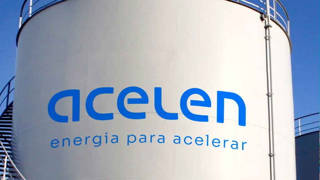 Refinaria de Mataripe (ex-Rlam) compra petróleo da Pré-Sal Petróleo (PPSA) pela primeira vez. Na imagem: Tanque de armazenamento de combustível, na cor branca, com nome "Acelen" escrito em azul, na refinaria de Mataripe na Bahia, comprada pela Acelen da Petrobras (Foto: Divulgação)