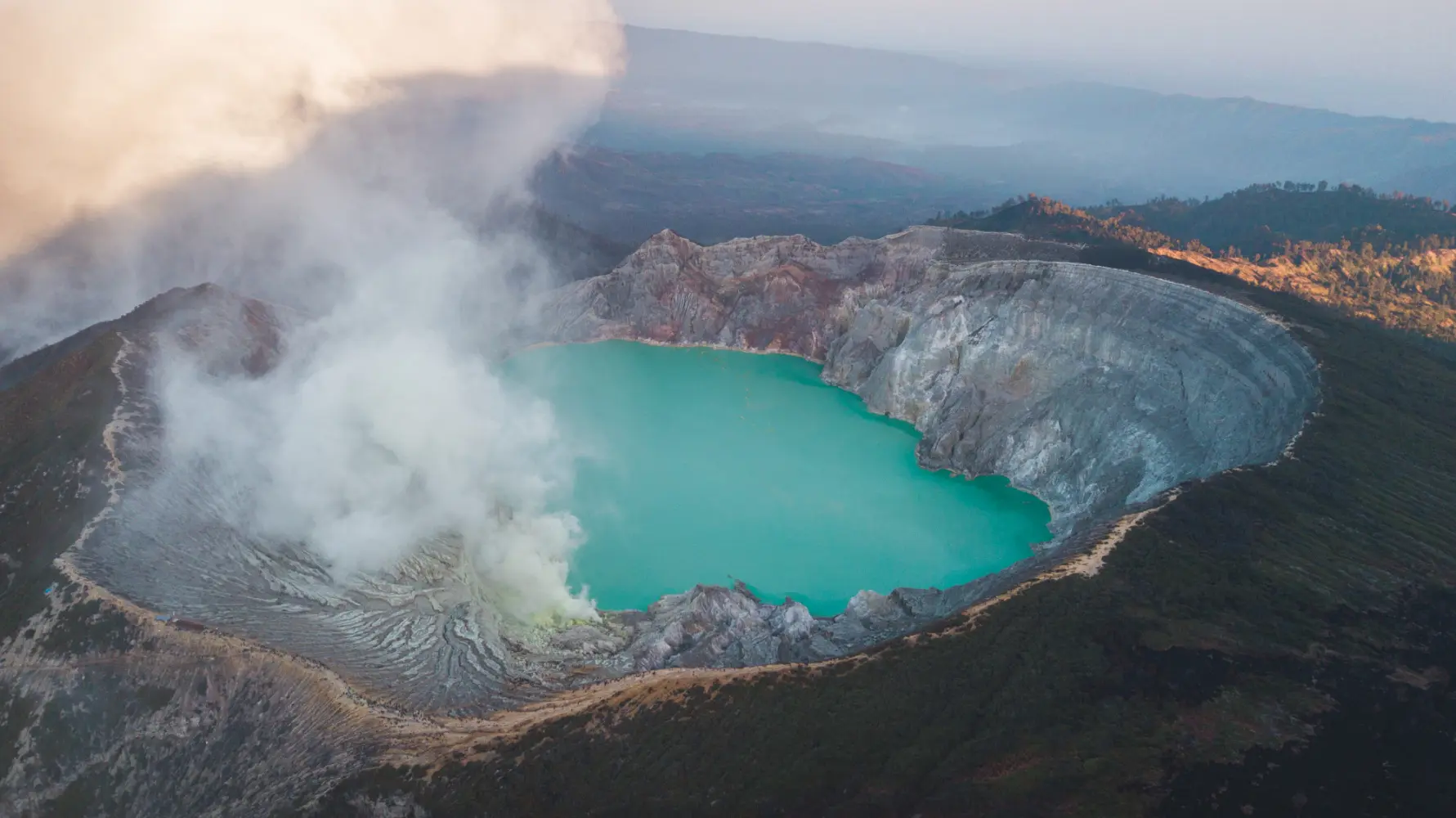 Reservas de hidrogênio natural (ou geológico) poderiam atender demanda global por séculos, aponta agência norte americana US Geological Survey (USGS). Na imagem: Emissão de gases em lago de uma região vulcânica (Foto: wirestock/Freepik)