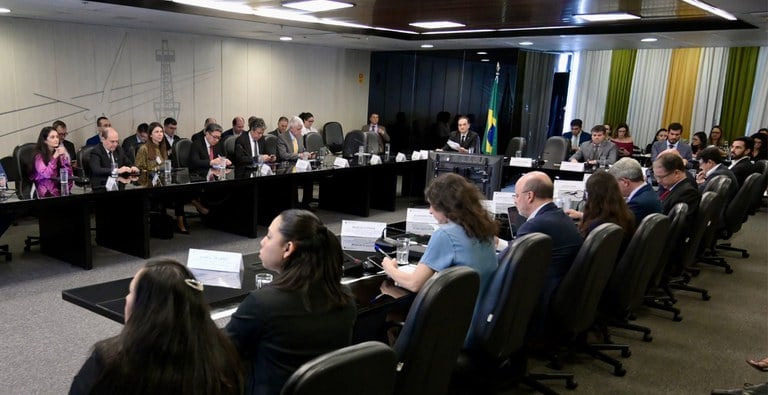 Governo define data da reunião do CMSE para discutir a volta do horário de verão. Na imagem: Reunião do CMSE, em 8/5/2024, para análise de medidas de enfrentamento às chuvas extremas no Rio Grande do Sul (Foto Ricardo Botelho/MME)