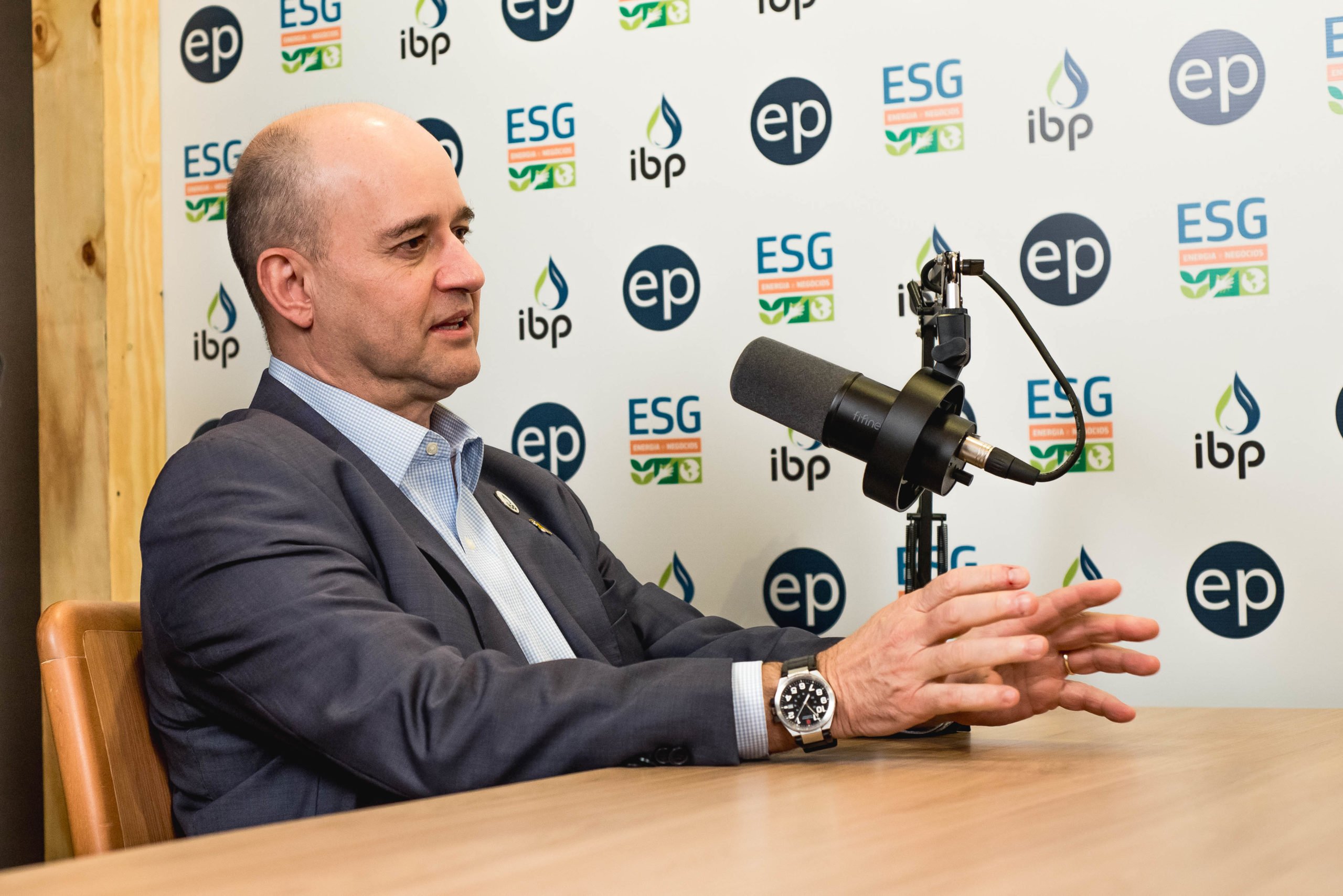 Pobreza energética pode se agravar sem transição energética justa para além dos combustíveis fósseis, diz Roberto Ardenghy, presidente do Instituto Brasileiro de Petróleo e Gás, em entrevista ao estúdio epbr durante a ESG Energia e Negócios do IBP, no Rio, em 27/5/2024 (Foto: Victor Curi/epbr)