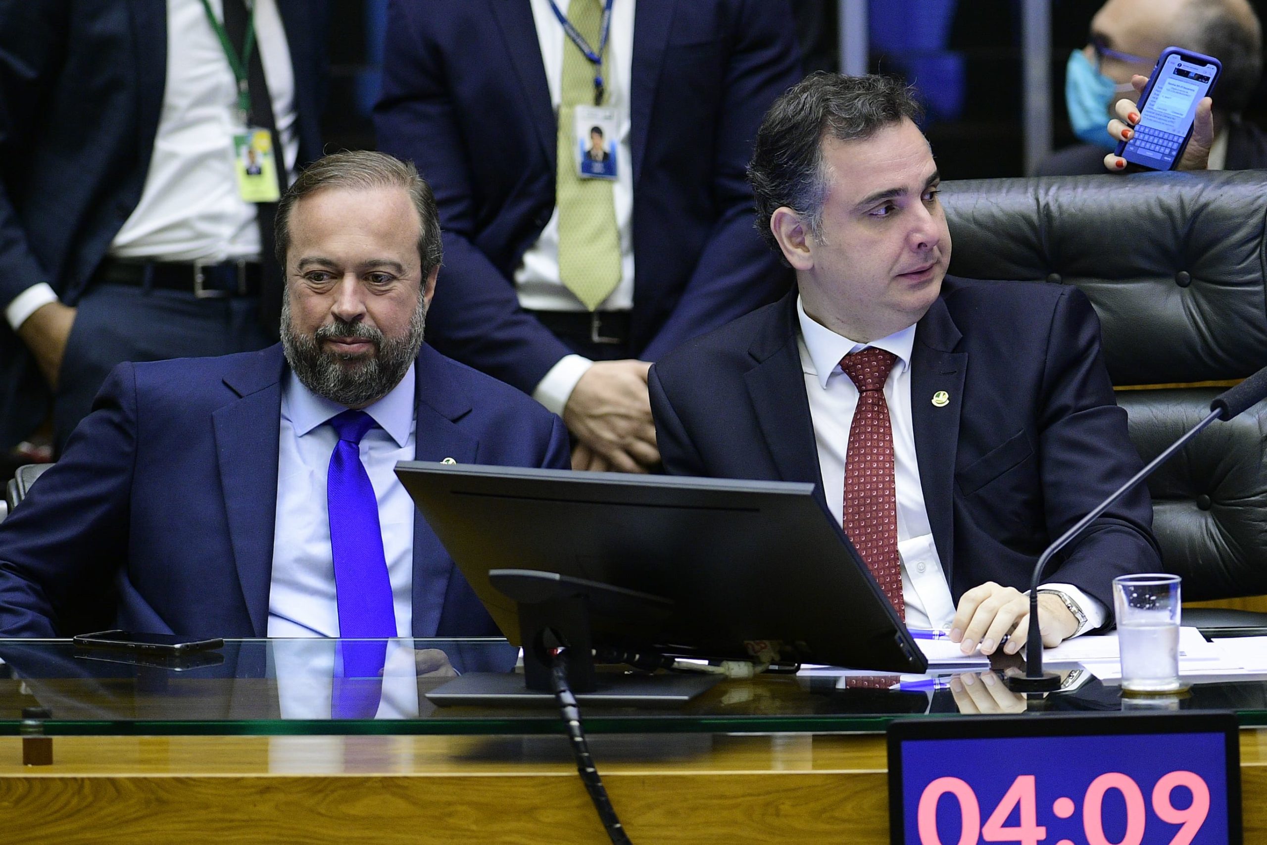 Se Romeu Zema for responsável ele vai aceitar federalização da Cemig, diz ministro de Minas e Energia. Na imagem: Rodrigo Pacheco e Alexandre Silveira, à mesa da Câmara, durante sessão conjunta do Congresso para discutir emendas do relator-geral ao Orçamento (PRS 3/2022), em 16/12/2022 (Foto: Pedro França/Agência Senado)