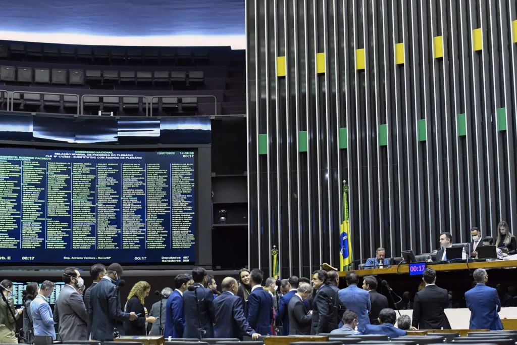 Na imagem: Rodrigo Pacheco e Alexandre Silveira na mesa diretora do plenário da Câmara durante sessão conjunta do Congresso, em 12/7/2022 (Foto: Waldemir Barreto/Agência Senado)