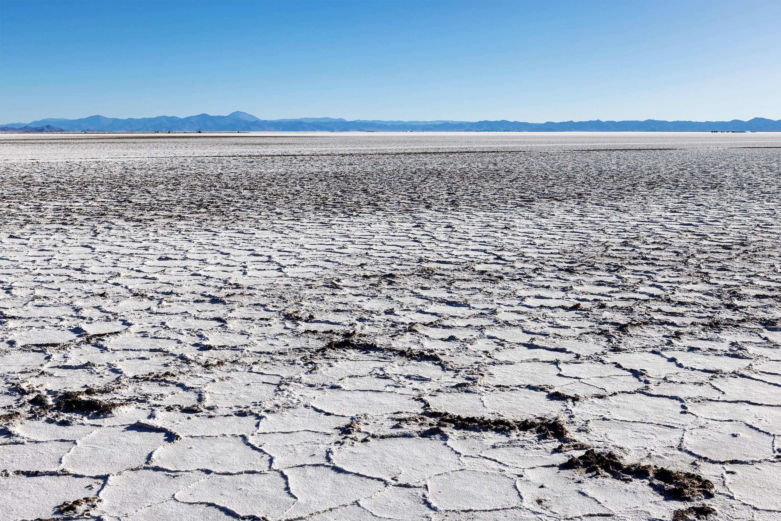 Conheça as empresas donas das enormes reservas de lítio na Argentina. Na imagem: Salinas Grandes, na província de Jujuy, Argentina. Atualmente, cinco multinacionais são proprietárias ou têm autorização para extrair lítio em quase um milhão de hectares de salinas no noroeste do país (Foto: Irina Brester/Alamy)