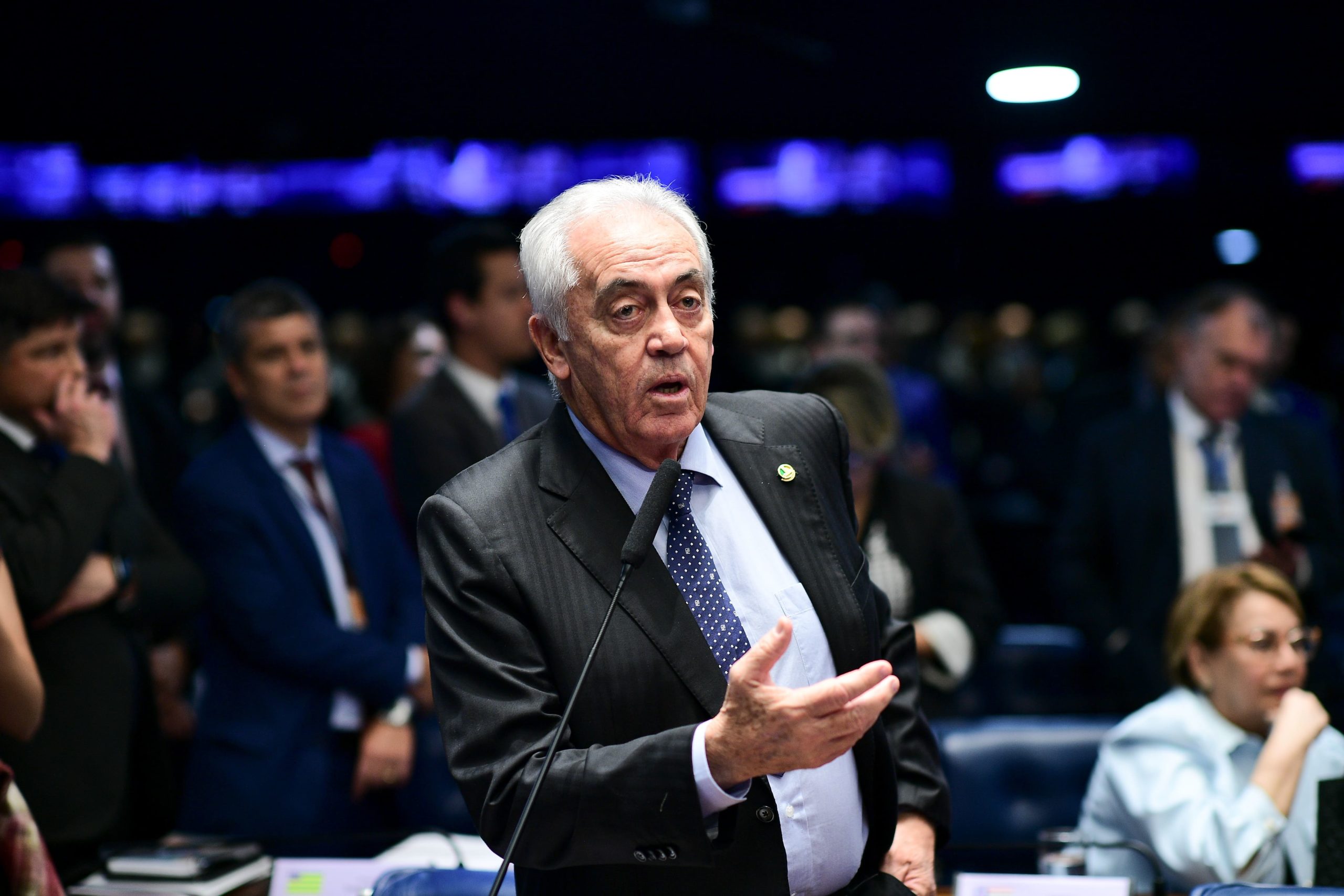 Senador Otto Alencar, à bancada, fala durante sessão de votação do PL 2308/2023, em 18/6/2024, que cria o marco regulatório do hidrogênio (Foto: Pedro França/Agência Senado)