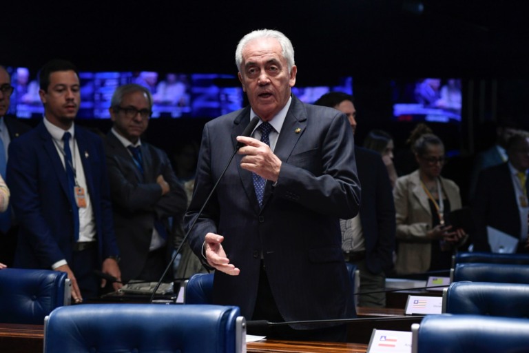 Senador Otto Alencar fala, à bancada, durante sessão que rejeitou emendas do PL 2308/2023, em 3/7/2024, sobre marco regulatório do hidrogênio, e texto volta para a Cãmara (Foto: Jefferson Rudy/Agência Senado)