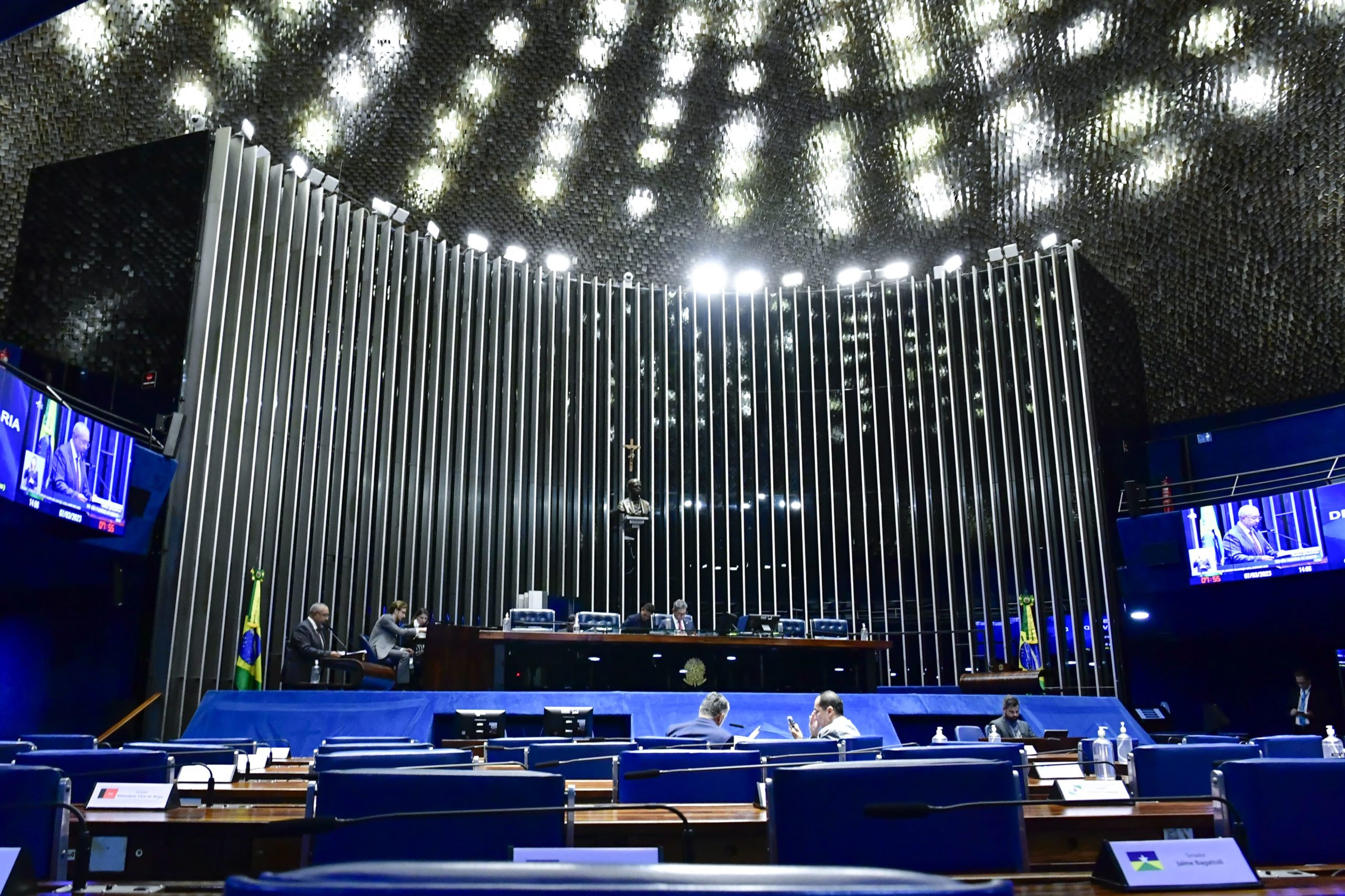 Projeto de Lei (PL) 4.129/2021 sobre adaptação a mudanças climáticas é aprovado no Senado Federal. Na imagem: Senador Paulo Paim discursa no Plenário do Senado durante sessão deliberativa ordinária, em Brasília, em 7/3/2023 (Foto: Waldemir Barreto/Agência Senado)