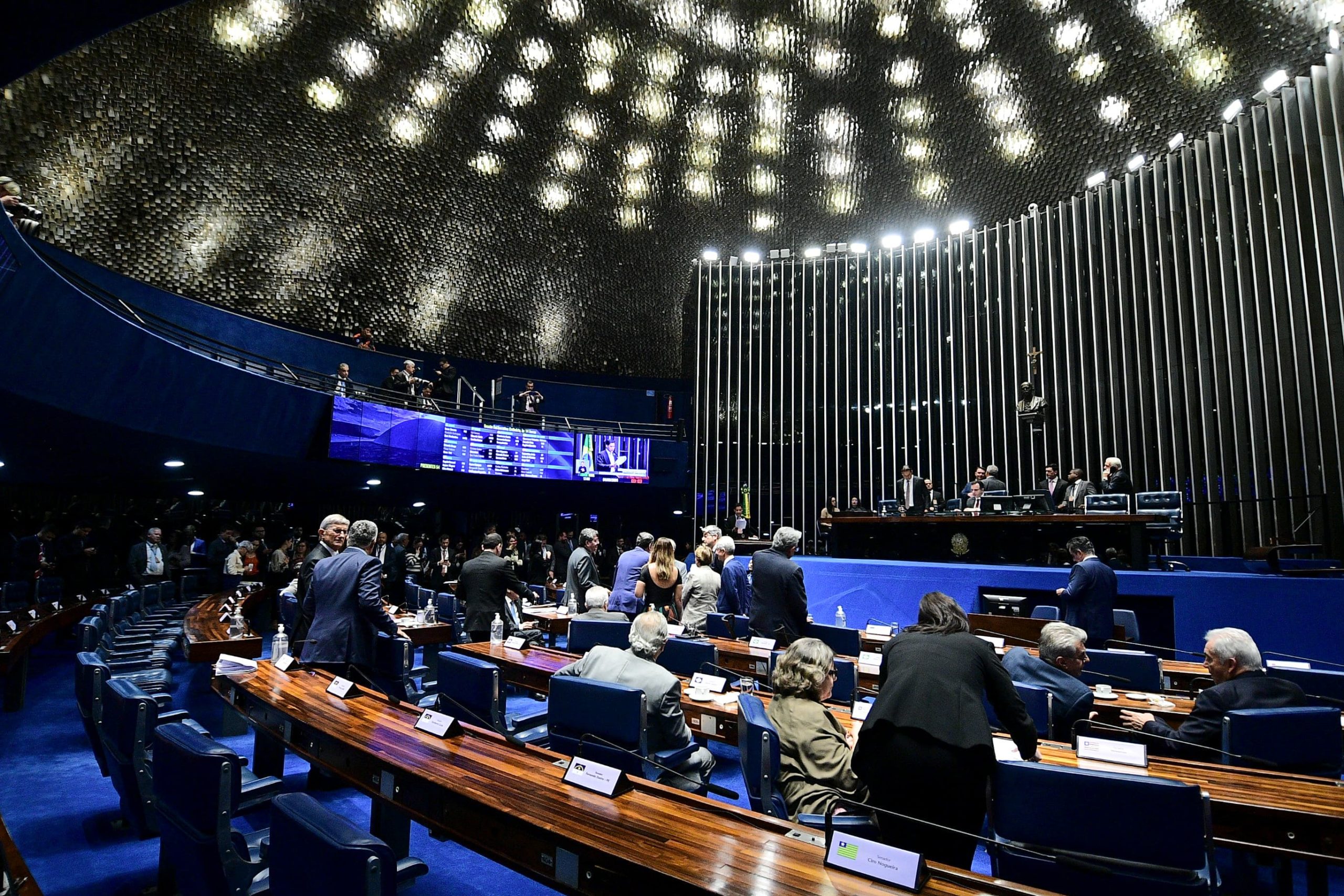 ‘Pauta verde’ está emperrada no Senado Federal por falta de acordos sobre térmicas, e governo se empenha para aprovar o PL do Combustível do Futuro. Na imagem: Senadores Rodrigo Cunha (à tribuna) e Rodrigo Pacheco (à mesa) no Plenário do Senado durante sessão que aprovou o PL 914/24, criando o Mover, em 4/6/2024 (Foto: Pedro França/Agência Senado)