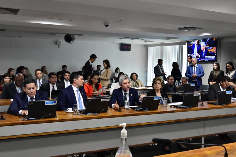 Sergio Moro, Hamilton Mourão Jaime Bagattoli, Ivete da Silveira e Beto Fato durante sessão da CRA no Senado que aprovou o PL 4718/2020, para inclusão da agricultura familiar na cadeia produtiva do biodiesel, em 3/7/2024 (Foto: Waldemir Barreto/Agência Senado)