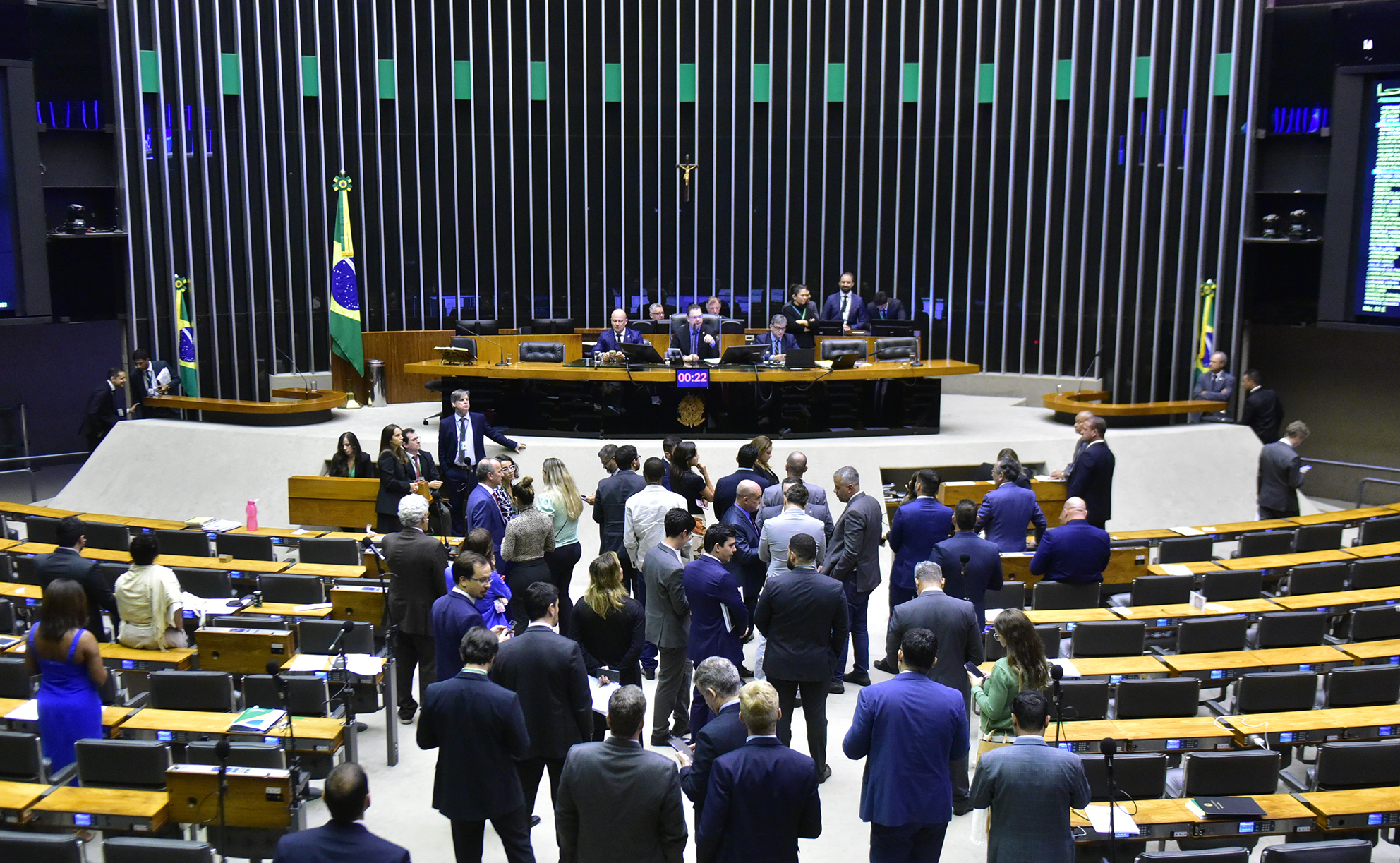 Projeto Combustível do Futuro é fruto de ampla discussão e contribuição de diferentes atores da sociedade, mas precisa de ajustes. Na imagem: Sessão deliberativa no Plenário para discussão e votação de propostas, em 20/12/2023 (Foto: Zeca Ribeiro/Câmara dos Deputados)