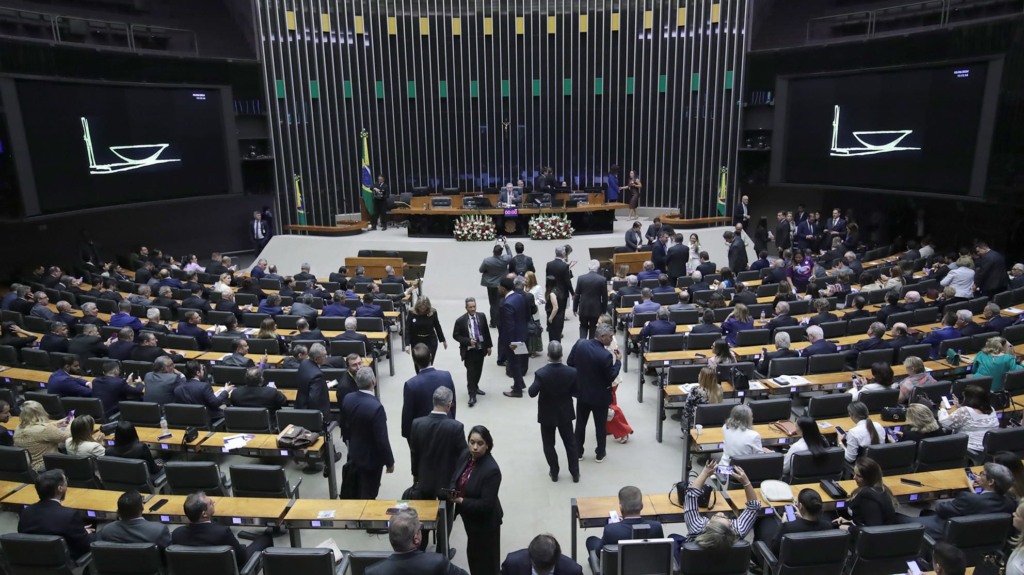 Emendas tentam desonerar petróleo, gás natural e mineração na regulamentação da reforma tributária (PLP 68/2024). Na imagem: Sessão solene na Câmara em homenagem aos cinco anos da Lei da Liberdade Econômica, em 5/6/2024 (Foto: Zeca Ribeiro/Câmara dos Deputados)