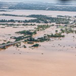 Intensificação dos efeitos das mudanças climáticas desafiam produção de biocombustíveis no Brasil. Na imagem: Sobrevoo de área inundada com estrada encoberta pelas águas das fortes chuvas em Canoas (RS), em 5-5-2024 (Foto: Ricardo Stuckert/PR)