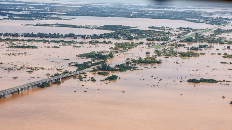 Intensificação dos efeitos das mudanças climáticas desafiam produção de biocombustíveis no Brasil. Na imagem: Sobrevoo de área inundada com estrada encoberta pelas águas das fortes chuvas em Canoas (RS), em 5-5-2024 (Foto: Ricardo Stuckert/PR)