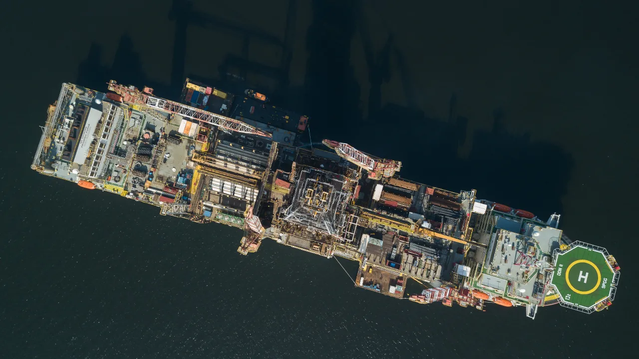 Exploração de petróleo apresenta forte queda puxada por redução da atividade exploratória no Brasil e Guiana, diz consultoria Westwood. Na imagem: Vista aérea vertical da sonda ODN-II (NS-42) que foi desmobilizada da Foz do Amazonas (Foto: Divulgação)