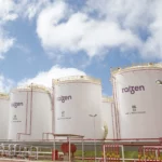 Ra&iacute;zen planeja uni&atilde;o de distribuidoras com usinas de etanol por meio de uma incorpora&ccedil;&atilde;o reversa, mas depende de decis&atilde;o da ANP. Na imagem: Dutos e tanques de armazenamento de biocombust&iacute;veis imensos, na cor branca, com a inscri&ccedil;&atilde;o "Ra&iacute;zen", na base de combust&iacute;veis em Rondon&oacute;polis, no Mato Grosso (Foto: Divulga&ccedil;&atilde;o)