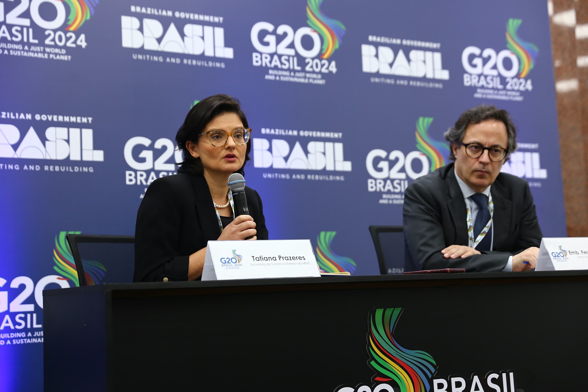 Brasil leva proposta ao G20 para que medidas adotadas para proteção ambiental não restrinjam comércio internacional. Na imagem: Secretária de Comércio Exterior do MDIC, Tatiana Prazeres, e diretor do Departamento de Política Comercial do MRE, Fernando Pimentel (Foto: Divulgação MDIC)