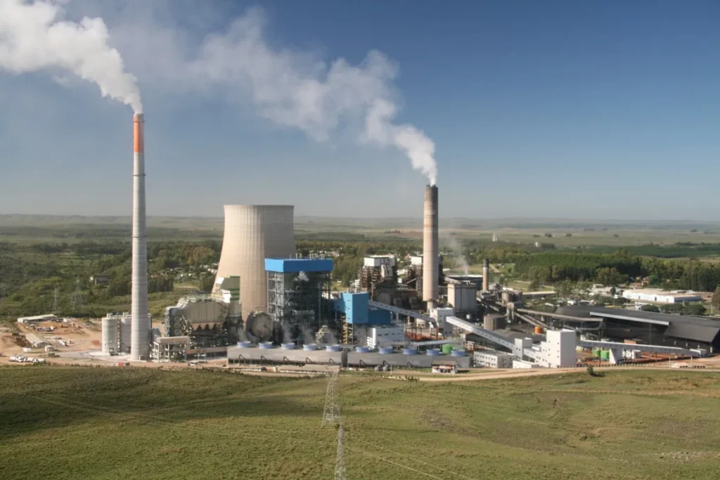 Térmicas a carvão perdem apoio em meio a crise climática no Sul do Brasil que afetou todo o Rio Grande do Sul. Na imagem: Vista das instalações da termelétrica a carvão mineral Candiota (RS), com capacidade instalada de 350 MW, com chaminés emitindo fumaça poluente na atmosfera (Foto: Eduardo Tavares/PAC)