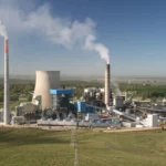 Térmicas a carvão perdem apoio em meio a crise climática no Sul do Brasil que afetou todo o Rio Grande do Sul. Na imagem: Vista das instalações da termelétrica a carvão mineral Candiota (RS), com capacidade instalada de 350 MW, com chaminés emitindo fumaça poluente na atmosfera (Foto: Eduardo Tavares/PAC)