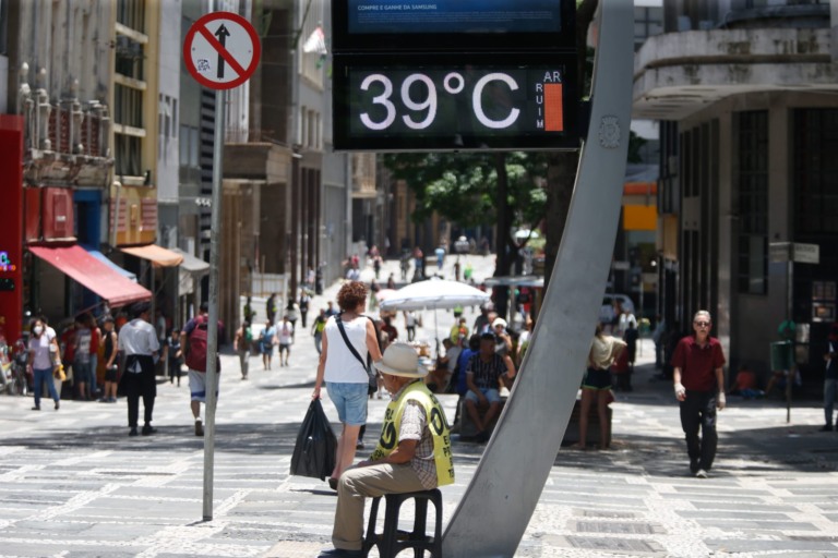 Termômetro de rua registrando 39°C na região da Praça da Sé, em São Paulo, em 12/11/2023, devido a ondas de calor, cada vez mais intensas e frequentes (Foto Paulo Pinto/Agência Brasil)