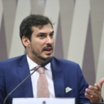 Thiago Barral fala durante audiência pública conjunta da CI e CMA no Senado, em 27/2/2024, para debater o potencial e os desafios para viabilizar a economia de hidrogênio sustentável como fonte renovável de energia (Foto: Edilson Rodrigues/Agência Senado)