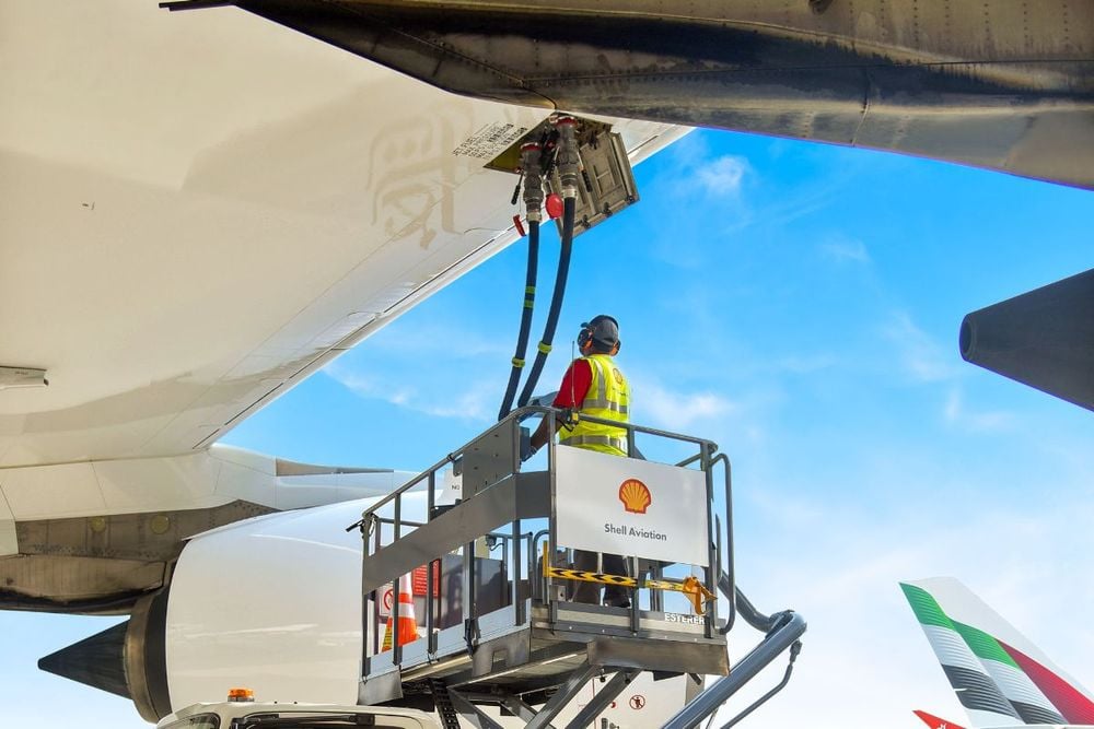 Shell anuncia pausa temporária na construção de biorrefinaria nos Países Baixos para biocombustíveis avançados. Na imagem: Trabalhador em caminhão tanque da Shell Aviation abastece com 40% de SAF aeronave da Emirates em seu hub em Dubai (Foto: Divulgação)