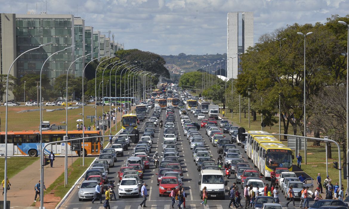 Emissões de carbono (CO2) da energia voltam a subir no Brasil e devem seguir em alta até 2030. Na imagem: Trânsito intenso na Esplanada dos Ministérios, em Brasília (Foto: Agência Brasil)