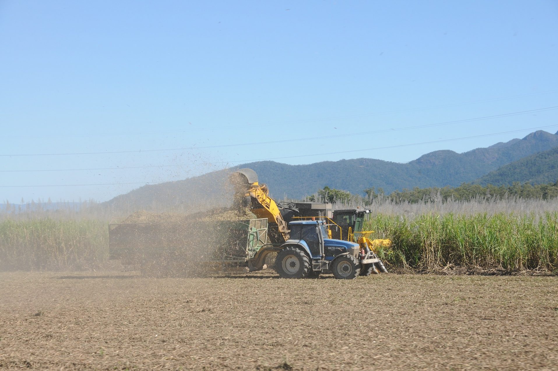 Geração de energia elétrica a partir de usinas termelétricas alimentadas por biomassa cresceu 4% em 2023, e alcançou 53,854 TWh. Na imagem: Tratores em operação em lavoura de cana-de-açúcar (Foto: Kathryn Bowman/Pixabay)