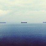 Após crise federativa, Conselho Nacional de Política Fazendária (Confaz) tenta impedir importação irregular de diesel. Na imagem: Três navios tanque petroleiros navegam em mar azul na cidade de Tessalônica, Grécia (Foto: John Maravelakis/Unsplash)