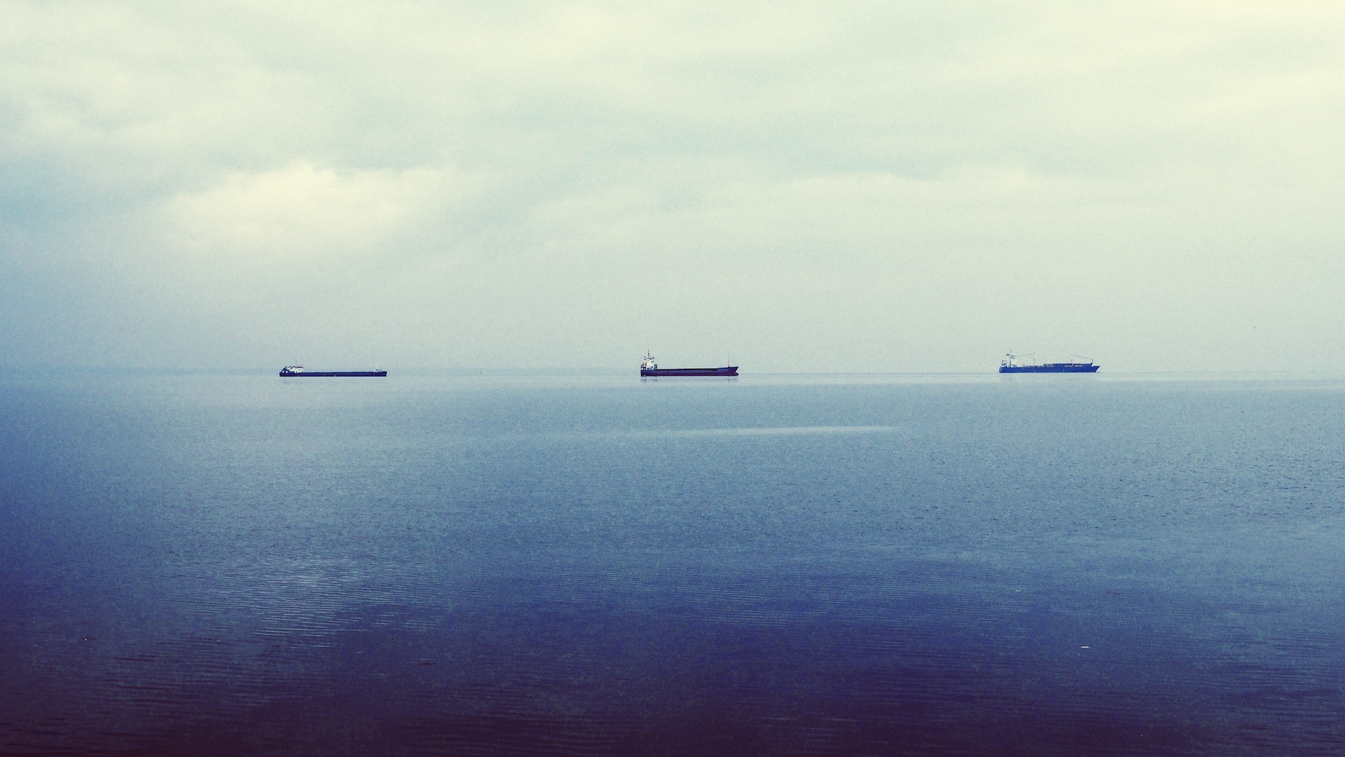 Após crise federativa, Conselho Nacional de Política Fazendária (Confaz) tenta impedir importação irregular de diesel. Na imagem: Três navios tanque petroleiros navegam em mar azul na cidade de Tessalônica, Grécia (Foto: John Maravelakis/Unsplash)