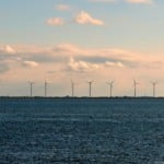 Demora na lei que cai criar o marco legal das eólicas offshore impacta desde indústria de suprimentos até hidrogênio verde (H2V). Na imagem: Turbinas eólicas em alto mar para geração offshore (Foto: Elke/Pixabay)