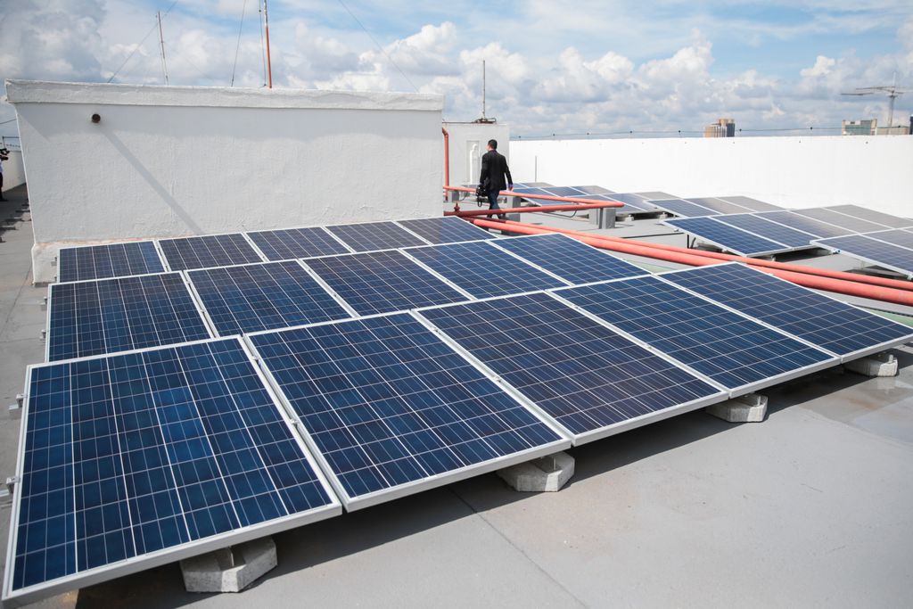 Usina solar instalada na cobertura de um prédio (sede do MME) do governo federal (Foto: José Cruz/Agência Brasil)