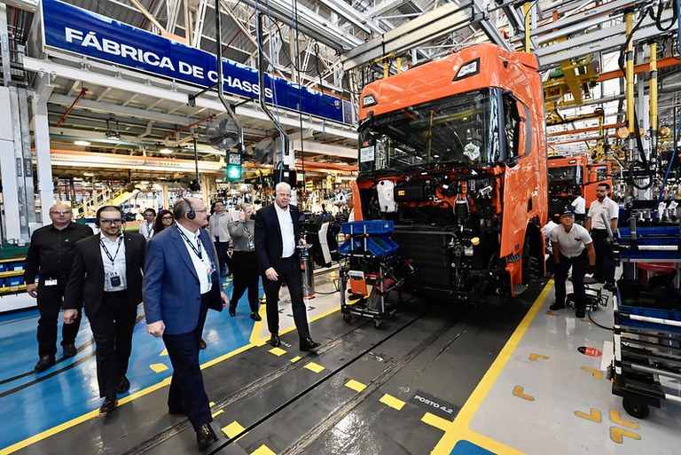 Fabricante sueca Scania anuncia investimento de R$ 2 bilhões no Brasil com foco na descarbonização de transporte e logística. Na imagem: VP e ministro Geraldo Alckmin visita fábricas de motores e de chassis da Scania, em São Bernardo do Campo (SP), em 21/6/2024 (Foto: MDIC)